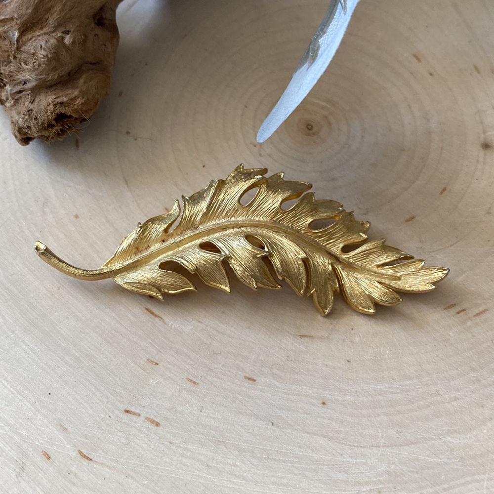 Vintage- Flashy Coro - High drama and detail gold colored leaf brooch